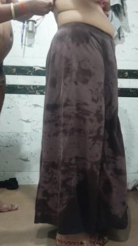 Pertunjukan pantat bagus Priya Bhabi