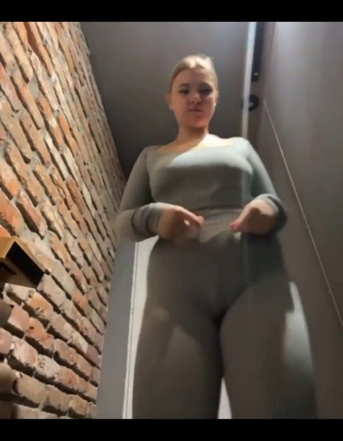 JuiceLussie: जिम में प्रशिक्षण के दौरान दीवानी फुहार