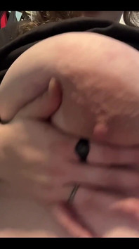 İri güzel sürtük yaramaz olmayı seviyor