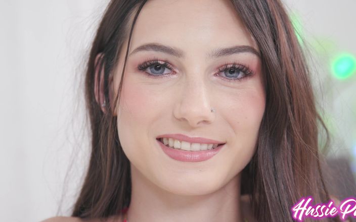 Hussie Auditions: Sophie Tyler'ın ballı yarakla rol aldığı tatlı çıplak tanline'lar bunlar