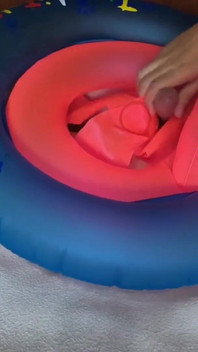 Bermain dengan cincin renang kemurungan