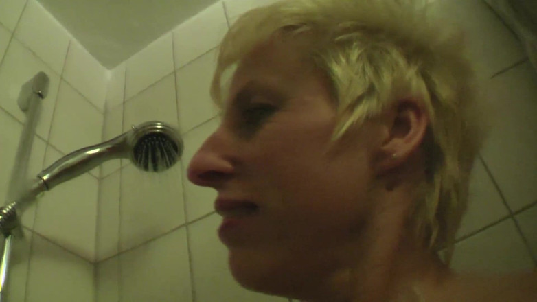 German amateur - 100% German hardcore videos: Prsatá krátká chlupatá milfka je naštvaná v koupelně