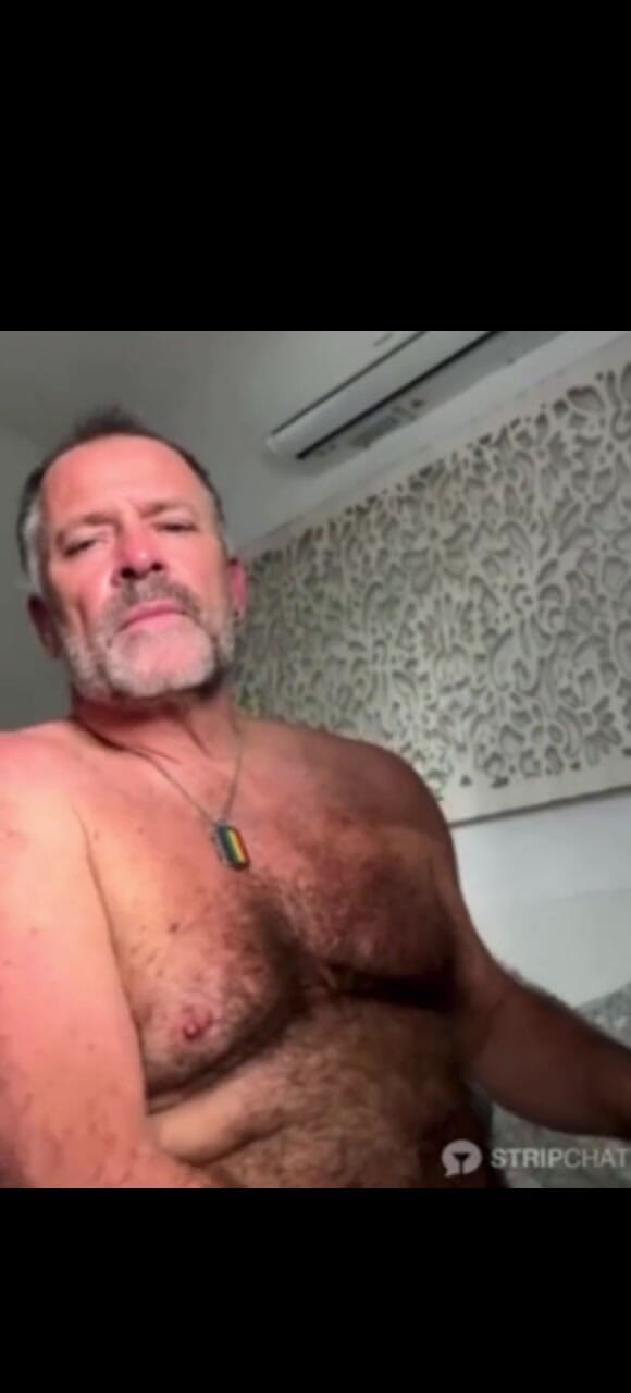 Daddybearvlc: Еще один день, еще один душ, еще одна дрочка. Пожалуйста, люби член отчима!! хочешь присоединиться ко мне? Я знаю, что у тебя так. Сколько мы могли бы вписаться в мою