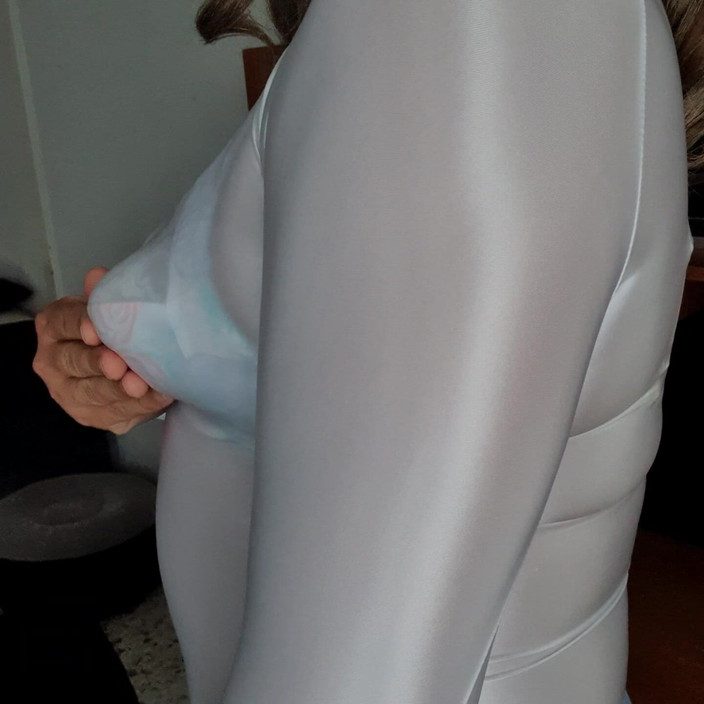 Sexy shinny clothes: Белый просвеяющаяся вершина и винтажный pointy лифчик
