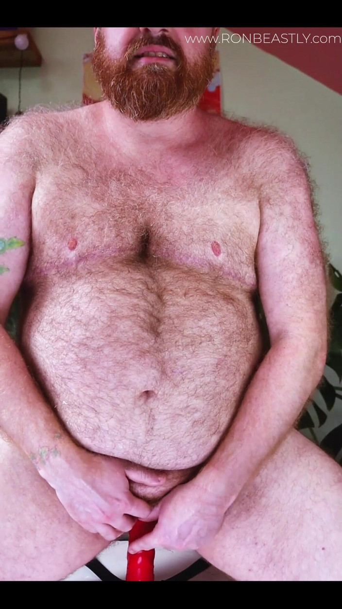 RonBeastlyFTM: Волосатая FTM скачет на дилдо на стуле