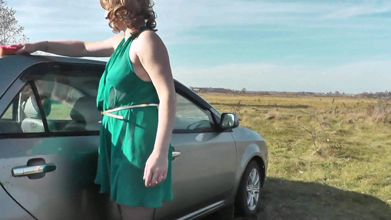 XXX-Platinum: Outdoor schöne sexy stiefmutter ohne höschen in strümpfen High Heels...