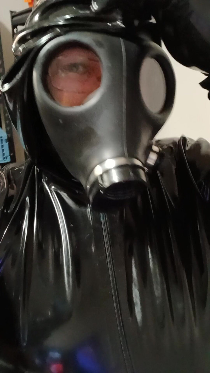 Latex Boy: Sperma pakai kostum lateks isreali gasmask