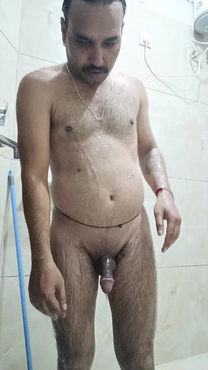 Rajasthani-old-lover: Un homme desi sexy prend une douche et fait un...