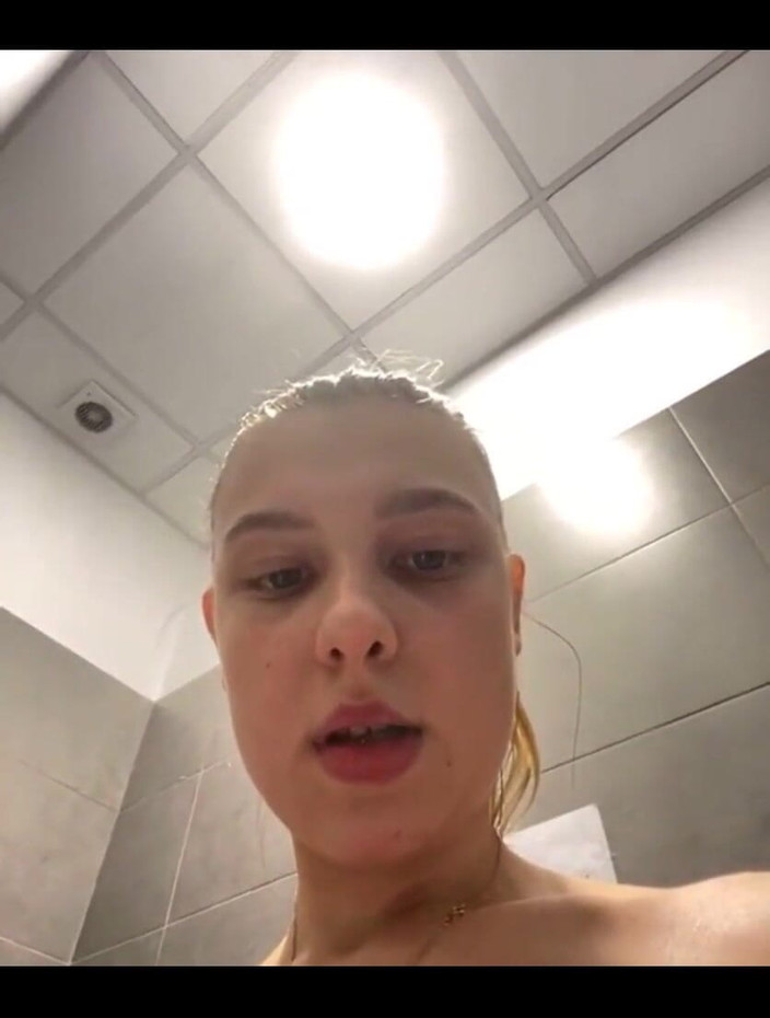 JuiceLussie: Squirting et masturbation dans la salle de sport