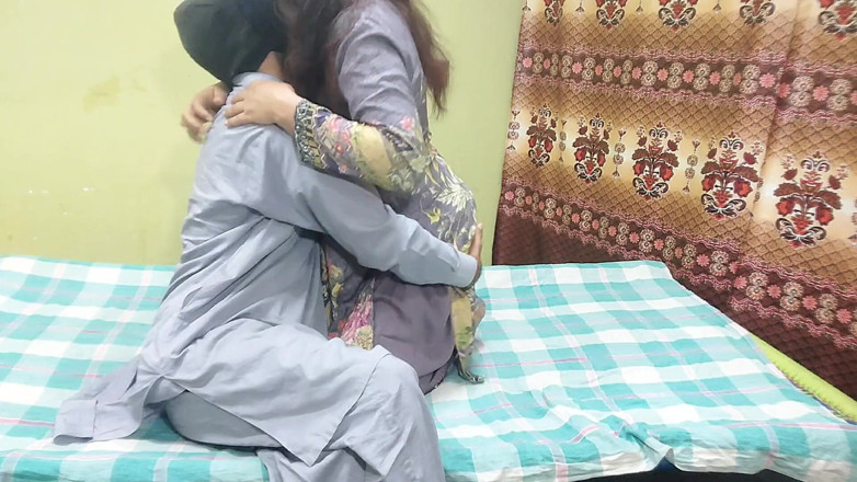 Pakistani CoupleX: Domácí šukání indického páru s velkým pérem zezadu