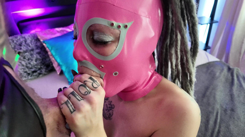 EdgesOfReality: 라텍스 후드에 뚱뚱한 자지를 빨아