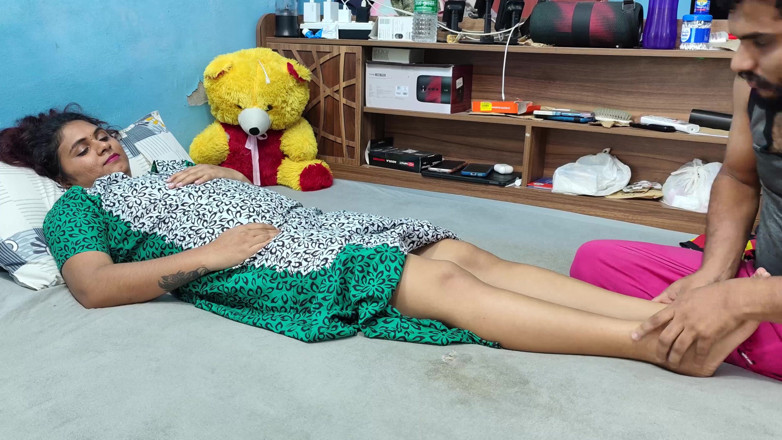 Vaishnavysharunraj: Malayali vrouw voetenmassage doen door echtgenoot