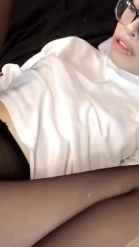 Je lui ai détruit mes collants et a fourré sa bite au fond de ma chatte