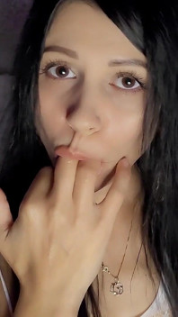 Een slanke brunette speelt met speeksel met haar vingers en neukt dan sappig een groot open poesje met een enorme dildo