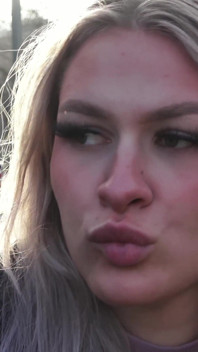 Německá blonďatá dívka Lisa Vyzvedni a promluv si s riskantním šukáním v autě na veřejném místě