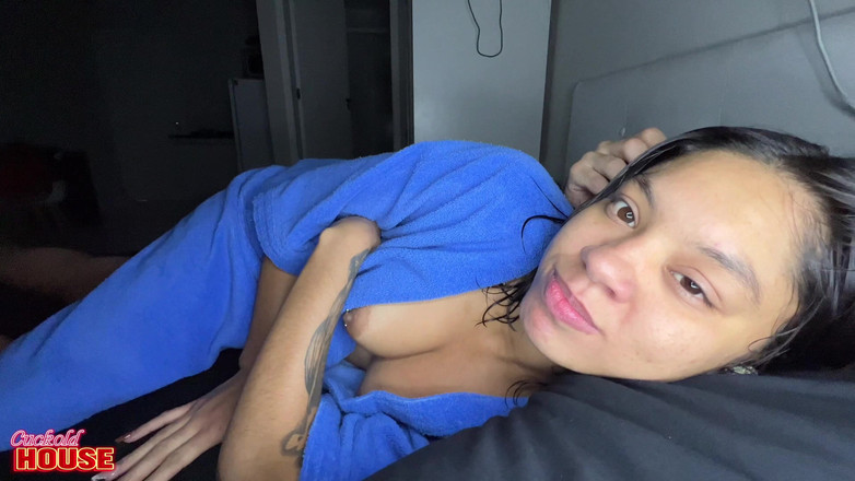 CuckoldHouse: Rogacz mąż ogląda swoją młodą żonę uprawiającą seks z przyjacielem z...