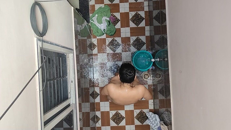 Hot crystal: 隣人の義理の妹がお風呂に入っているのを見た