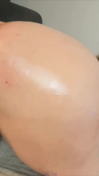 La camgirl prende un grosso dildo bbc nella sua figa