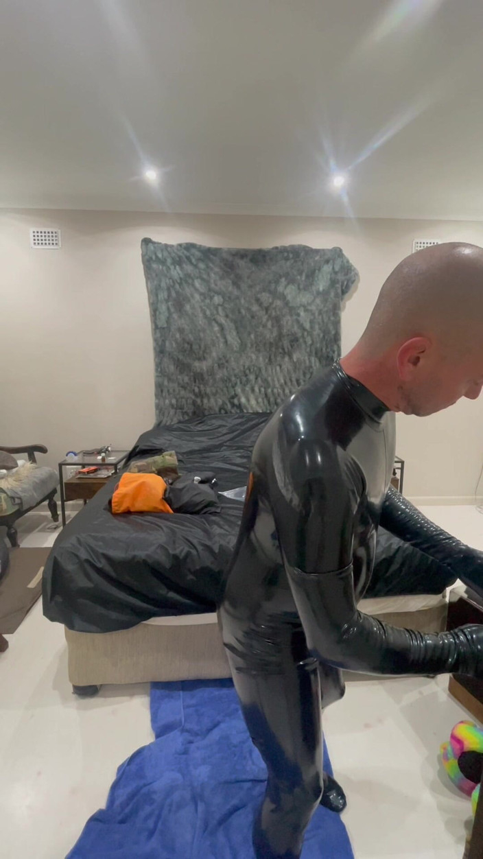 Athos: Transformación de látex conmplete en traje de goma