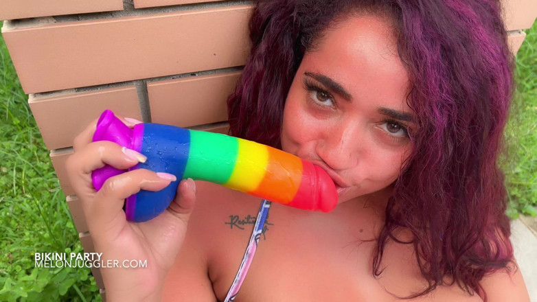 Busty BBW Latinas: Bienvenue à la soirée bikini de Hanna Mills