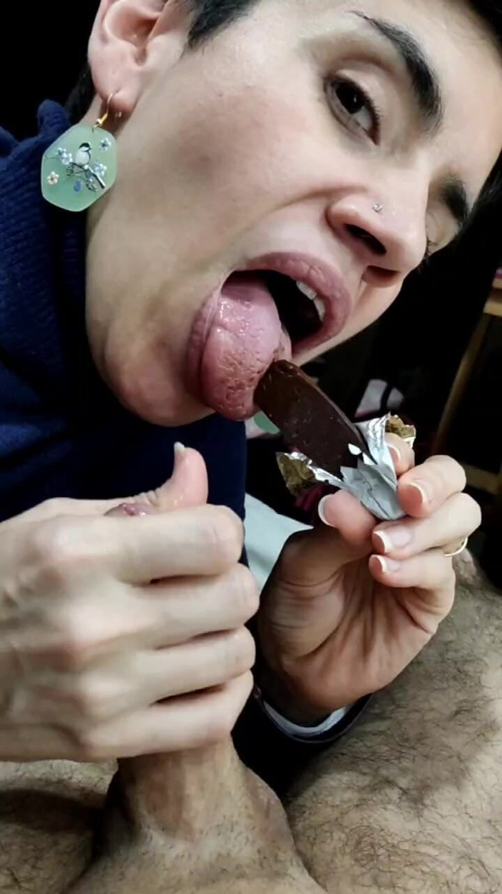 TheArtOfCum: Una sveltina! Sborro sul suo cioccolato preferito!