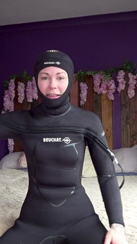 惊喜 Wetsuit 暴露分散我男朋友的注意力