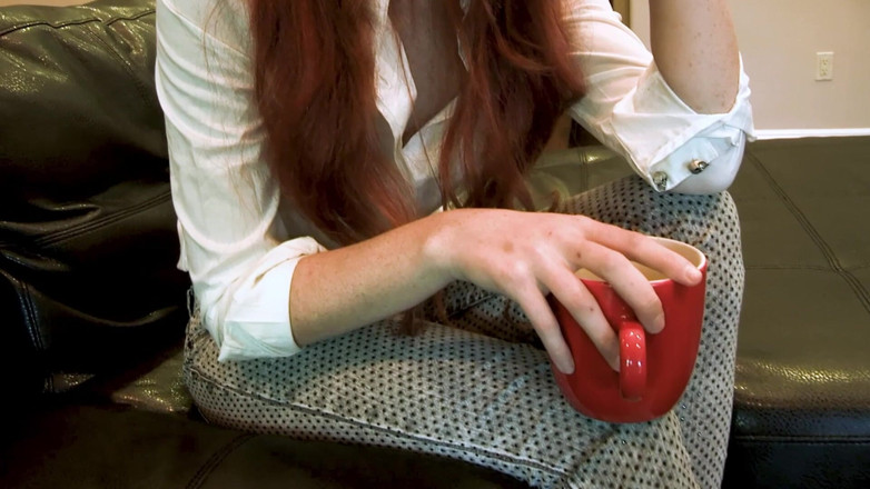 Lesbian Love Movies: Reuni di sofa - dua cewek rambut merah saling jilat dan...