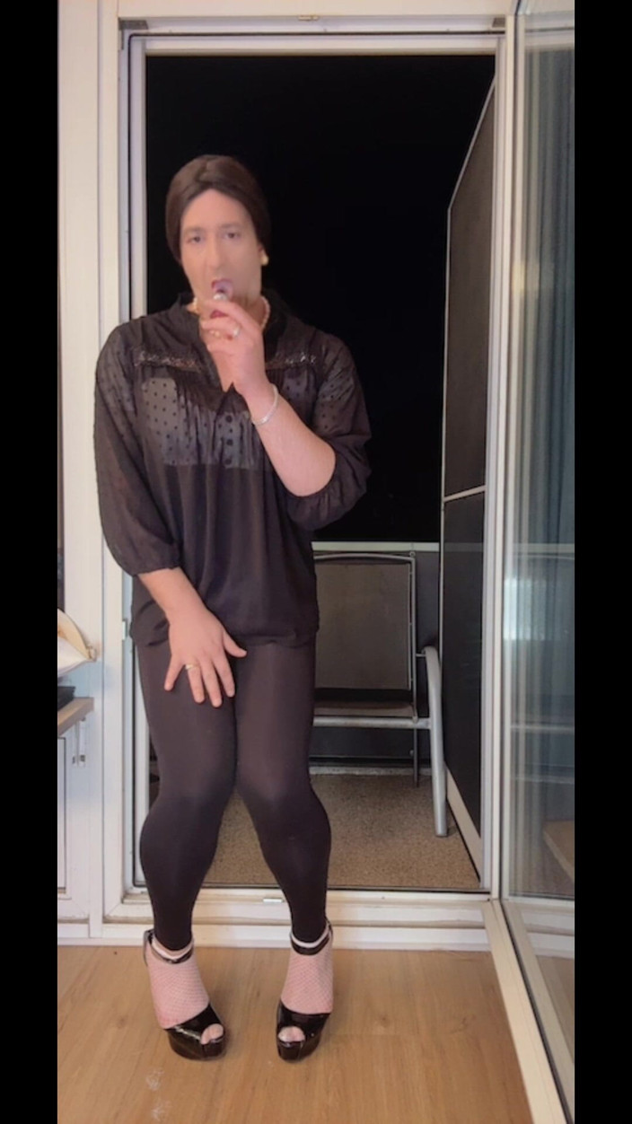 SissyDaniella: Kadın kılıklı azdırma ve dildo balkonda biniyor