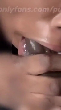 Zdradzająca dziewczyna pali drzewa i daje mi loda