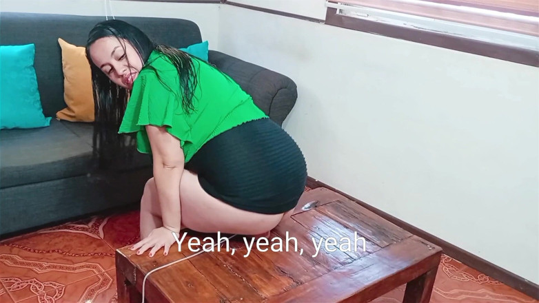 Kellyhotstepmom: Evin Temizlenmesine Yardım Ediyorum Ama Külotsuz Dildoyu Amcığıma Sokuyorum
