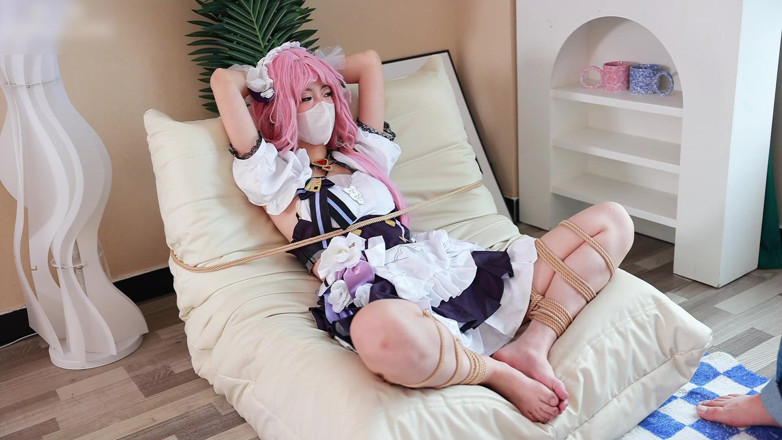 Asian bondage: Barfuß-Freundin-Cosplay, Beinfessel auseinandergenommen
