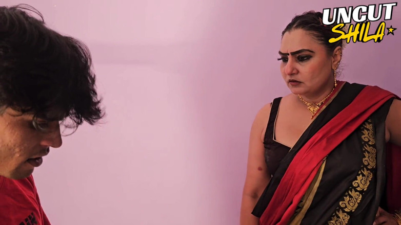 Uncut Shila: タイトなプッシーホット熟女Desi Bhabhi in Sareeは、ヒンディー語のオーディオでDevarによって激しく犯されました