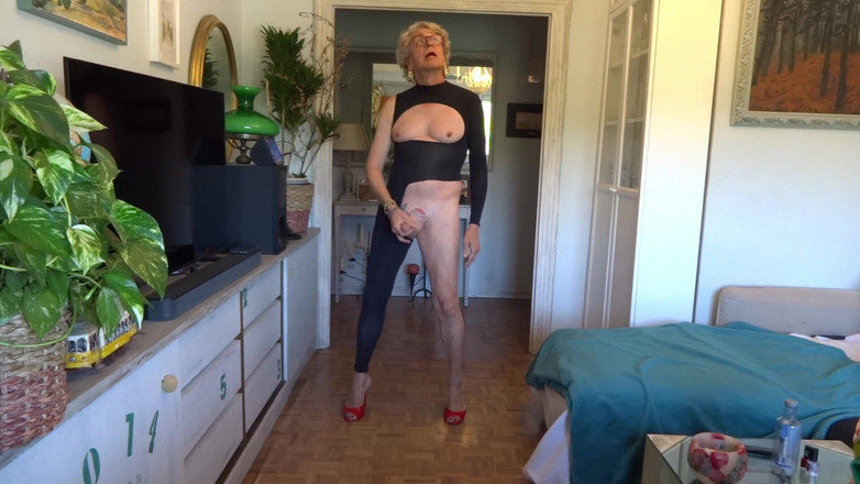 Carlatx: キャットスーツのスペイン人女