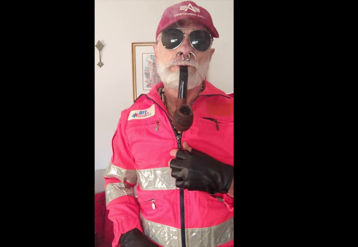 MusclesCigarsFFPig: 継父がハイビズギアでパイプを吸う