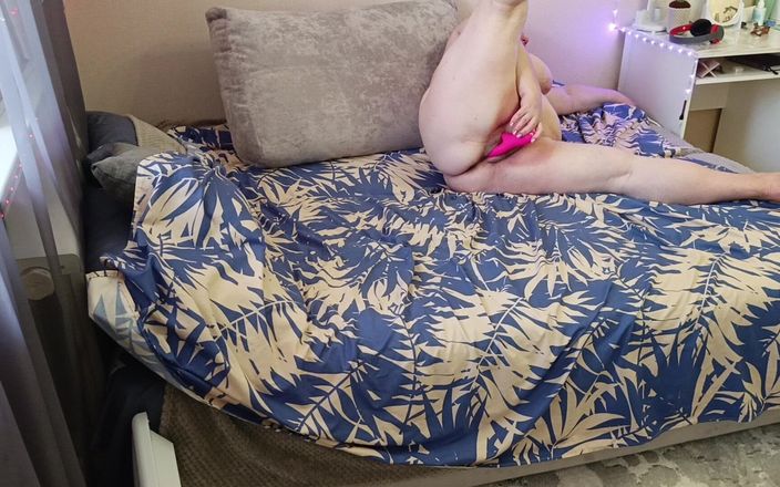Zona901: Přítelkyně masturbuje svou kundičku s novou sexuální hračkou