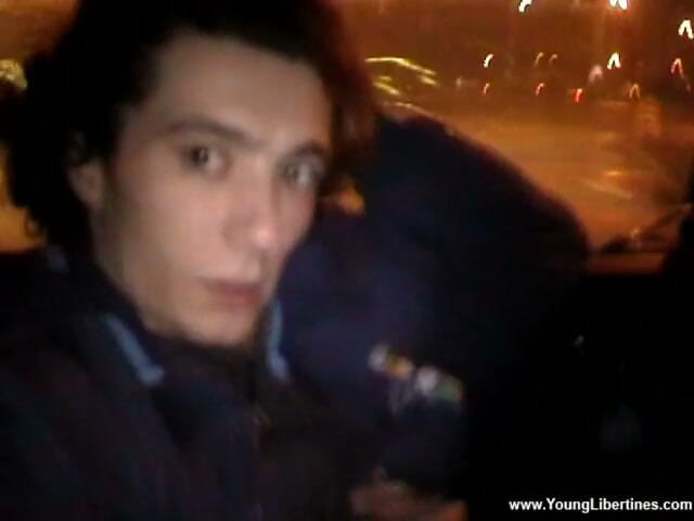 Young Libertines: Follando a la pequeña en un paseo