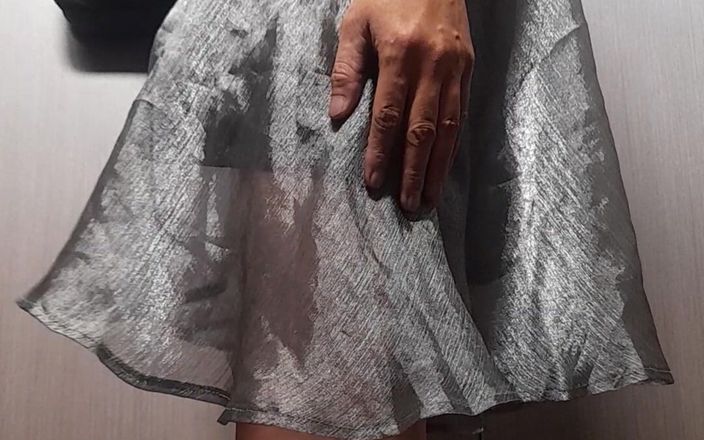 Naomisinka: Crossdresser kencing dan muncrat di toilet umum