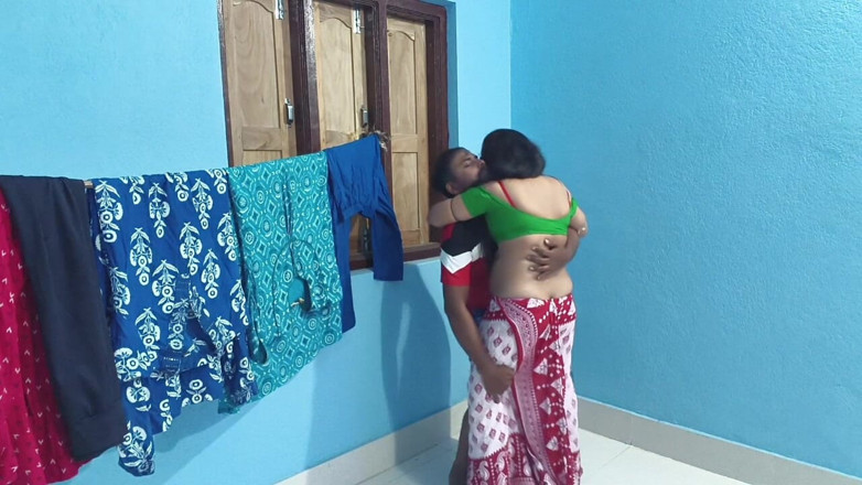 Sona bhabhi: bhaartiy ganv ki patni ki ghar men pahli baar uske...