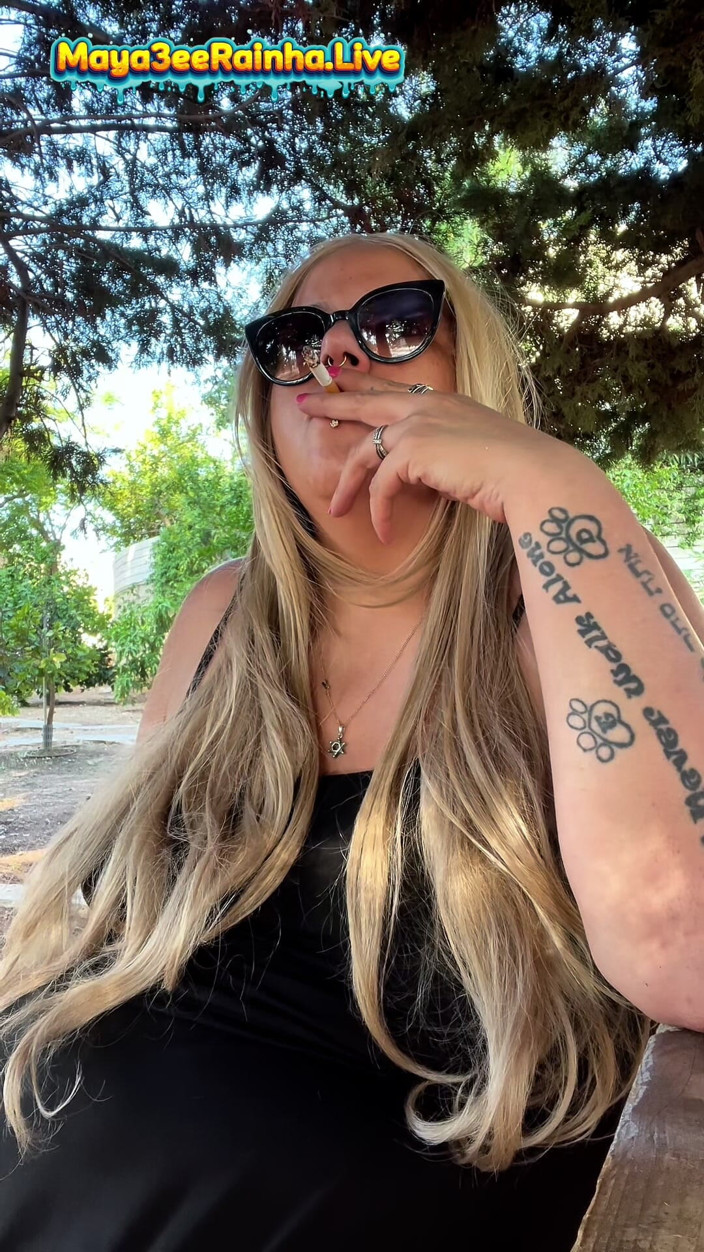 Goddess Maya3ee Rainha: BBW brazilská milf bohyně ranní venkovní kouření rituál ukazující stehna