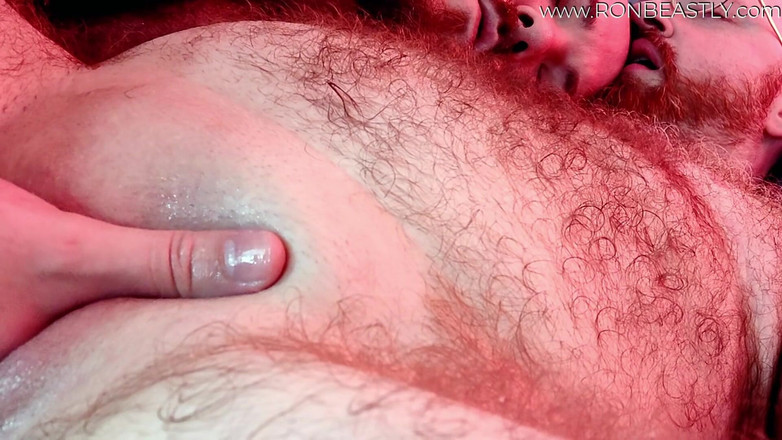 RonBeastlyFTM: 变性人熊的阴户被一个性感的幼崽撑开