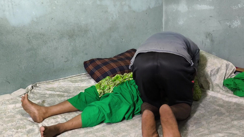 SAFI-SEXY: 我看到我的哥躺在床上，我拥抱了她，并开始操她的屁股