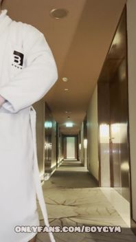 Exhibition de grosses bites gays à l’hôtel après un rapport sexuel