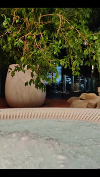 Bersantai di Jacuzzi 1