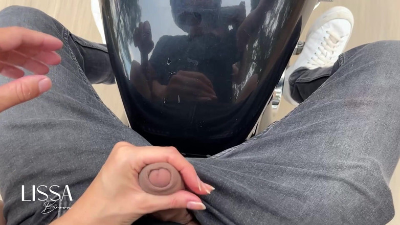 Lissa Brown: Jag tar ut min styvbrors kuk på motorcykeln