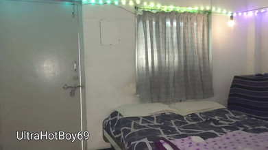 UltraHotBoy69: Naakt met kleurrijke lichten