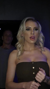 ケンジー・テイラーとのセクシークラブでぶっかけ