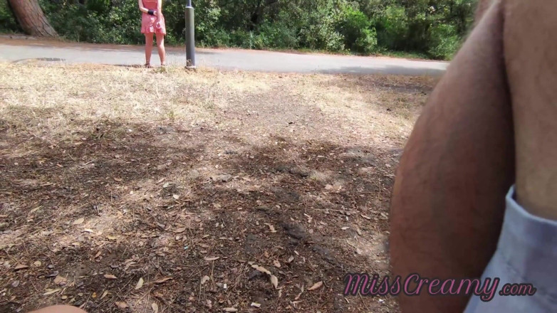 Miss Creamy: J'exhibe ma bite devant une fille dans un parc et...