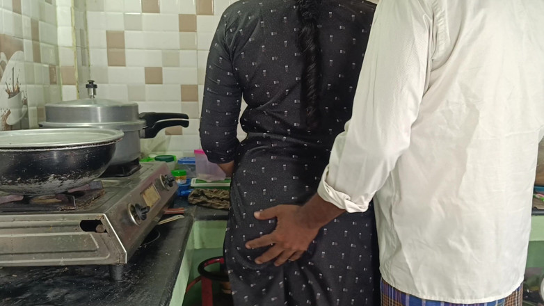 Palani69: แม่บ้านเย็ดโรแมนติกในครัว