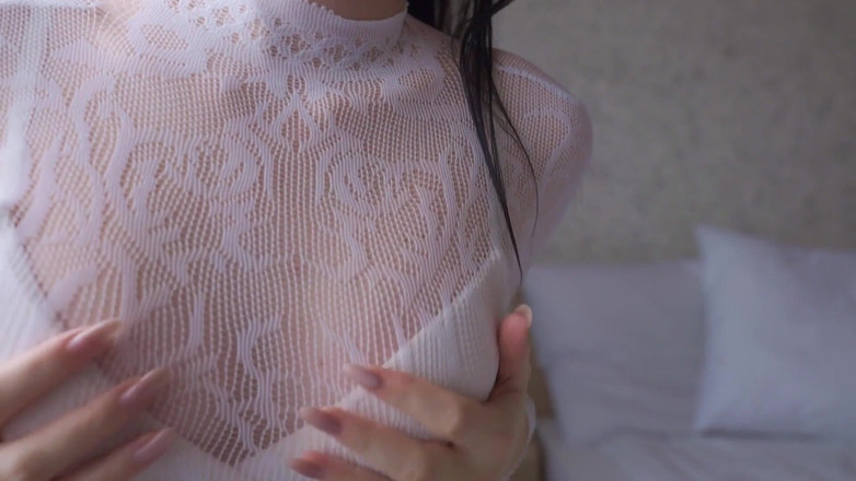 Tori Diamond: Mẹ kế thử chiếc váy ngắn màu trắng gợi cảm