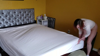 Aurora Willows: Fazendo a cama .. sem calcinha na bobina